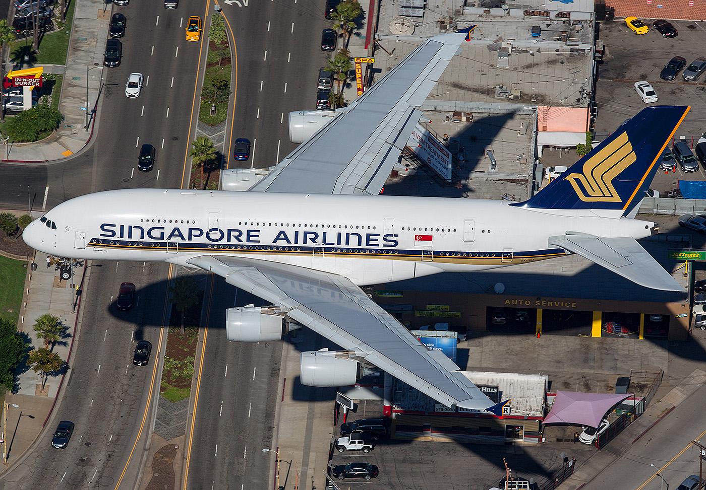 "Singapore airline landing "